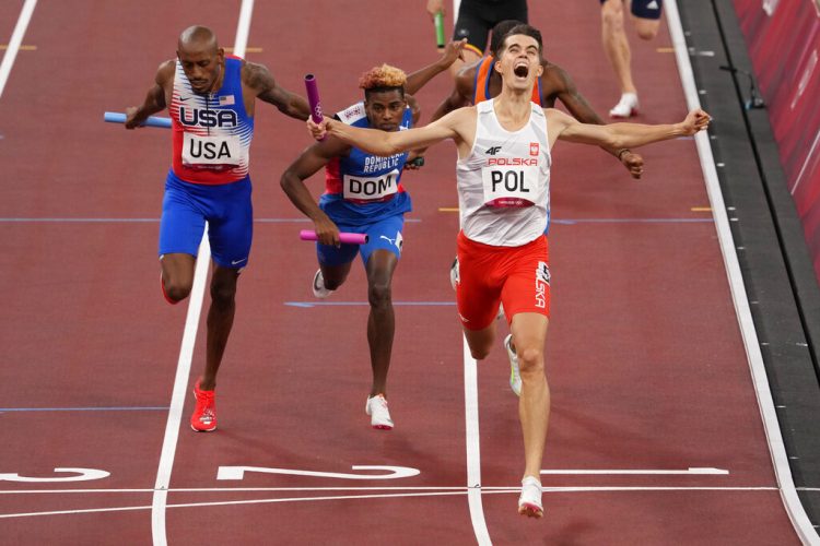 Nearly out of event, US earns bronze in 4x400 mixed relay